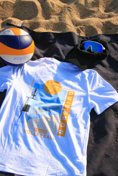Tshirt imprimé en coton avec un design beachvolley quiberon, un filet et le phare de la grande plage.