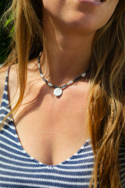 Collier perles rondes bleues avec pendentif oeil de sainte lucie